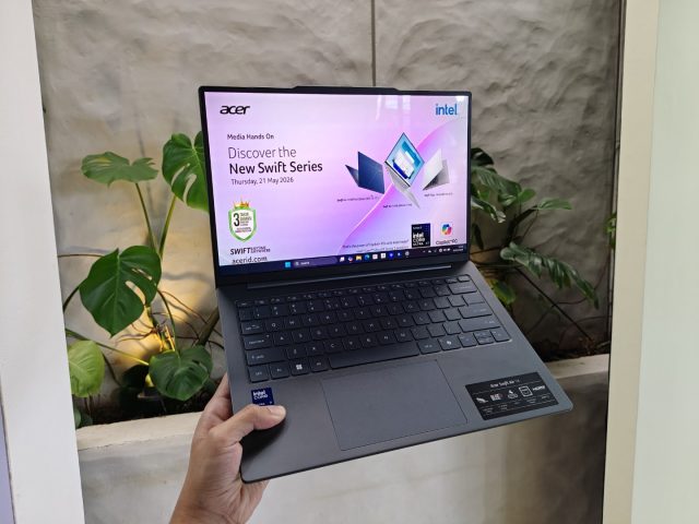 Acer Swift Series Generasi Terbaru Resmi Diumumkan, Usung Prosesor Intel Core Ultra Serta Bodi Tipis dan Ringan 7 Holding Acer Swift Air 14 AI with one hand