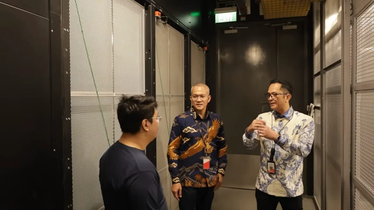 Bukan Sekadar Gudang Server: Cara Kerja Data Center Modern | Ngobrol Bareng Equinix 6 Bukan Sekadar Gudang Server Cara Kerja Data Center Modern Ngobrol Bareng Equinix YouTube 1 17