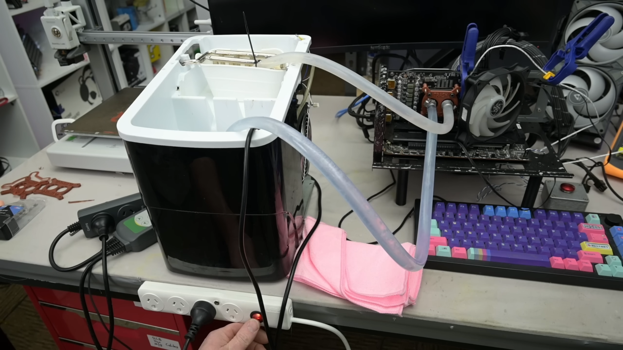 Mesin Pembuat Es Batu Dijadikan Pendingin Kartu Grafis, Ini Hasilnya! 8 Mesin Pembuat ES jadi pendingin GPU