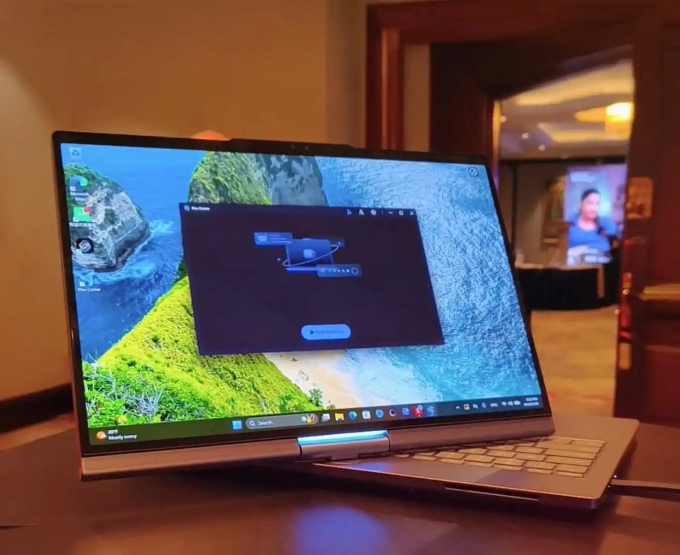 ThinkBook Plus Gen 7 Auto Twist Mejeng Di Lenovo Tech Day 2026, Layar Bisa Bergerak Sendiri Ikuti Pengguna! 4 Thinkbook Plus Gen 7 Auto Twist