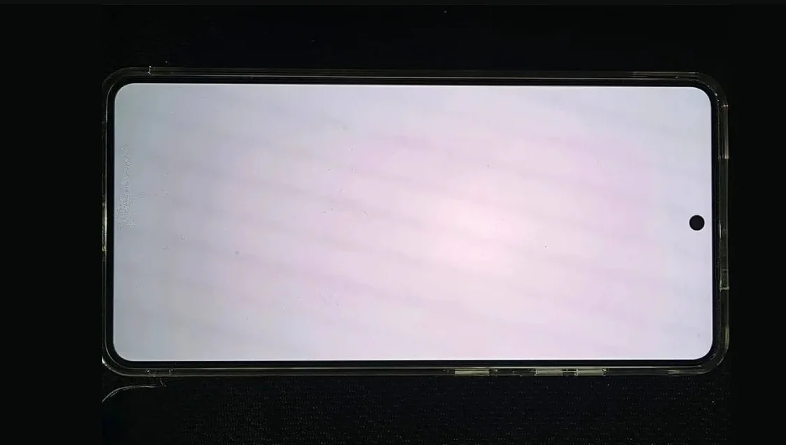 Layar Samsung Galaxy S26 Ultra Berubah Merah, Masalah Hardware? 1 Samsung Galaxy S26 Ultra dengan layar kemerahan